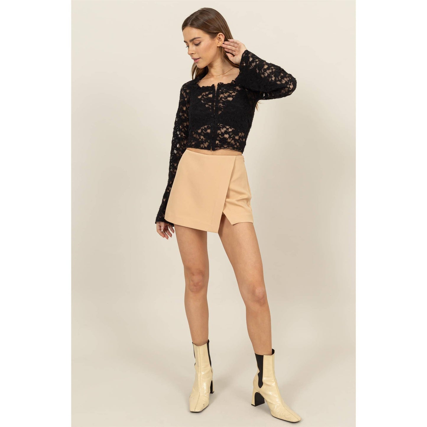 ASYMMETRICAL WRAP MINI SKORT: TAUPE